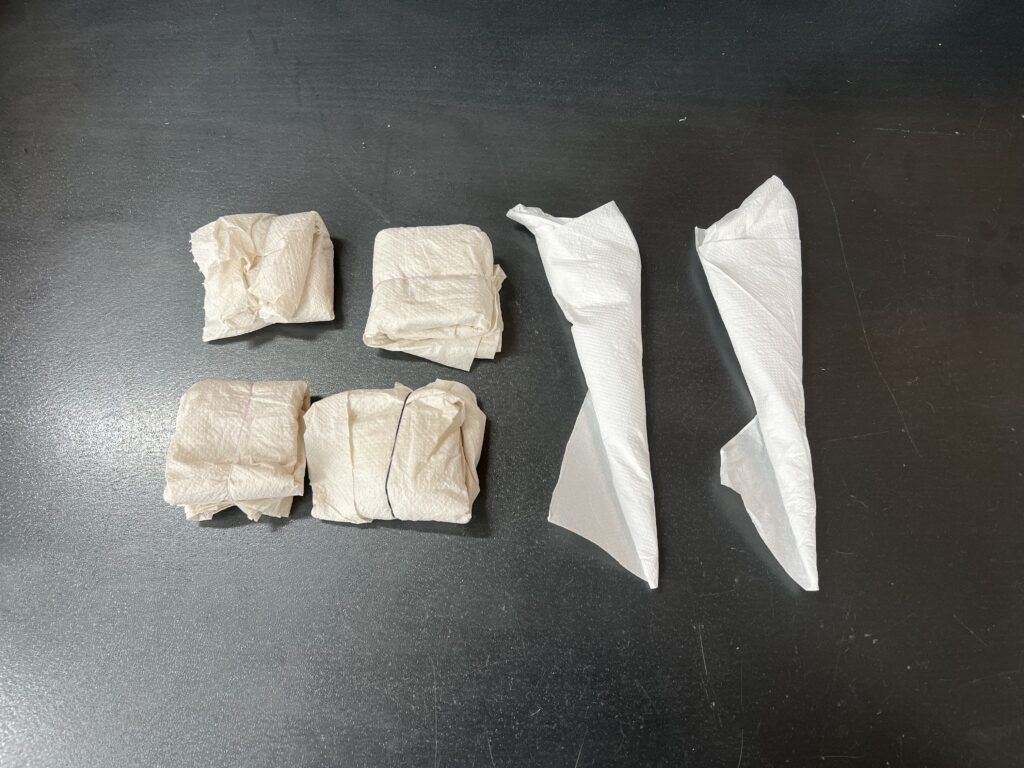 Kappersscharen en scheerkoppen verpakt in papieren handdoekjes